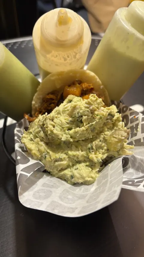 Arepa con guacamole y salsas de la casa
