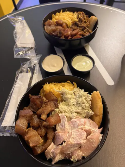 Bowls con carnes, quesos y salsas